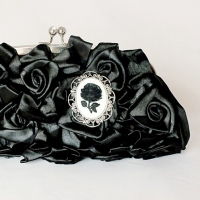 Musta roosikameega kaunistatud pidulik kotike