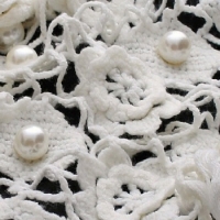 Heegeldatud lillemotiividega valge sall pärlitega