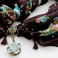 Tumepruun roosikirjaline viskooskangast kaelarätik kahe kunstvaigust roosi kaunistusega