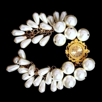 Valgetest pärlitest kobarkäevõru kuldse kellaga