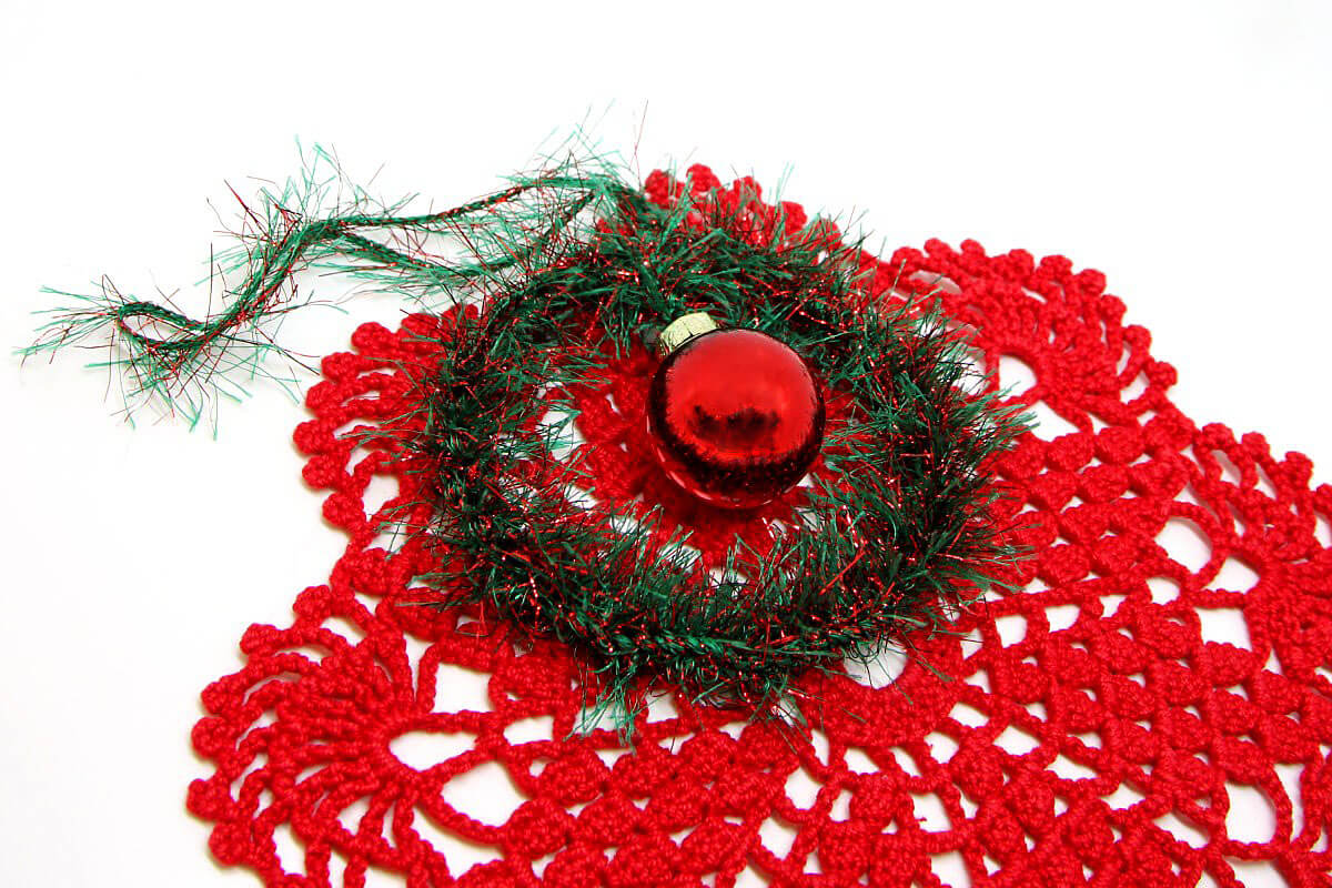 Heegeldatud kaunistusriputis punase jõulumunaga