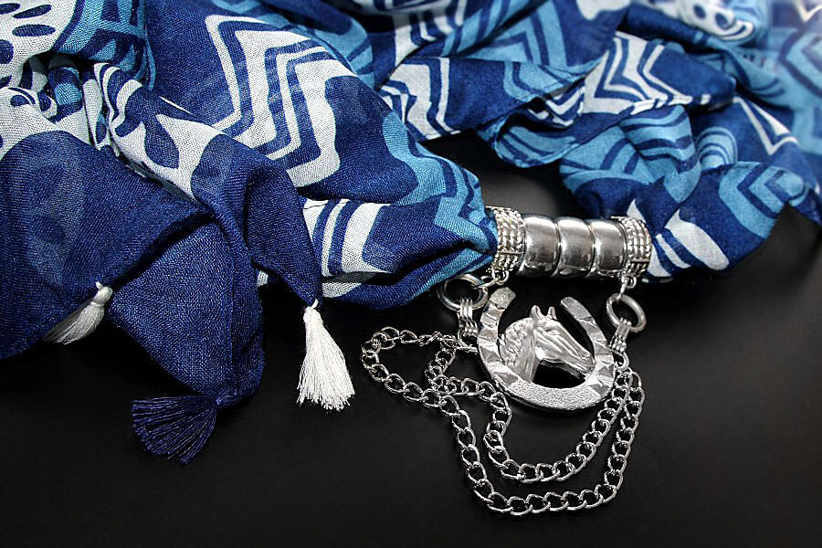 Sinise-valgekirju sall suure hobuserauaripatsiga